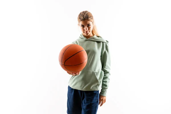 Teenagerka Hraje Basketbal Přes Izolované Bílé Pozadí — Stock fotografie