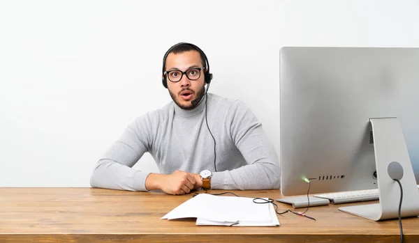 Telemarketer Kolumbijský Muž Brýlemi Překvapen — Stock fotografie