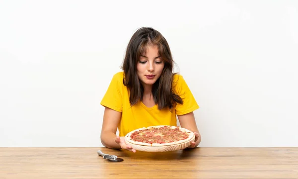 Fille Caucasienne Avec Une Pizza — Photo
