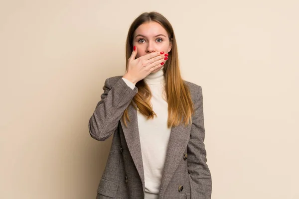 Junge Geschäftsfrau Bedeckt Mund Mit Händen — Stockfoto