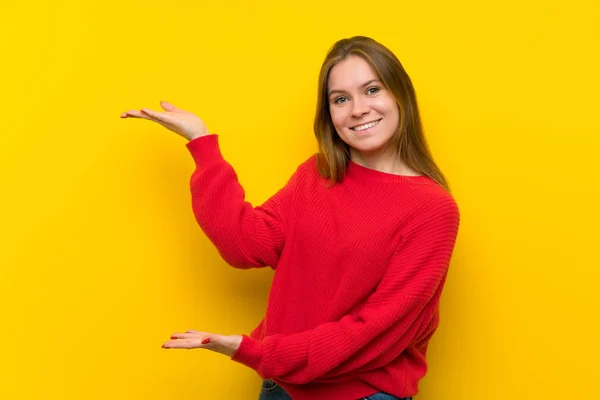 Mujer Joven Sobre Pared Amarilla Extendiendo Las Manos Lado Para —  Fotos de Stock
