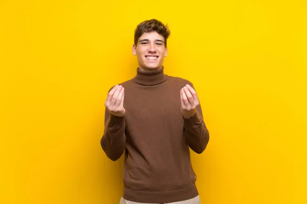 Schöner Junger Mann Über Isoliertem Gelben Hintergrund Macht Geld Geste — Stockfoto