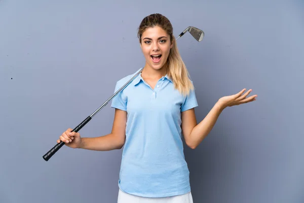 Teenager Golfer Girl Grey Wall Shocked Facial Expression — Stock Photo, Image