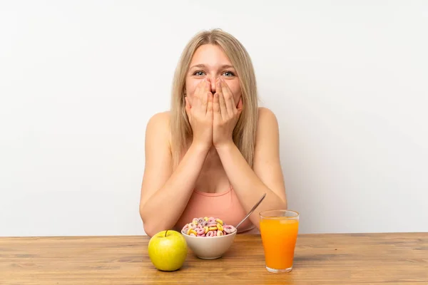 Jonge Blonde Vrouw Met Ontbijt Met Verrassing Gezichtsuitdrukking — Stockfoto