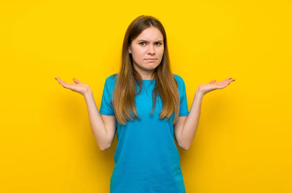 Jonge Vrouw Met Blauw Overhemd Met Twijfels Het Verwarren Van — Stockfoto