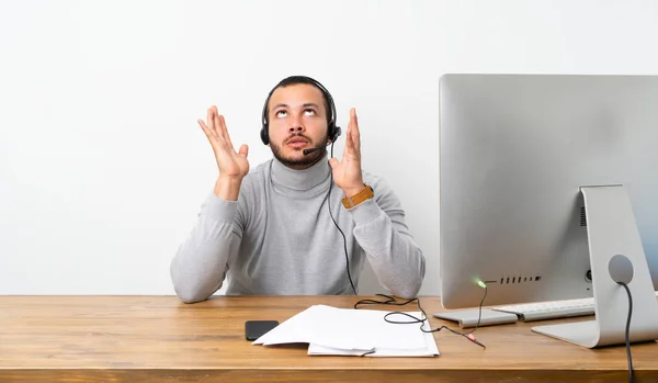 Telemarketer Kolombiyalı Adam Kötü Bir Durum Tarafından Sinirli — Stok fotoğraf