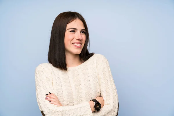 Young Woman Isolated Blue Wall Standing Looking Side — Stock Photo, Image