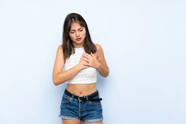 Mujer Joven Sobre Fondo Azul Aislado Que Tiene Dolor Corazón — Foto de Stock