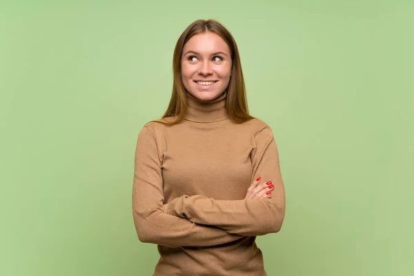Młoda Kobieta Golfem Sweter Patrząc Górę Podczas Uśmiechnięty — Zdjęcie stockowe