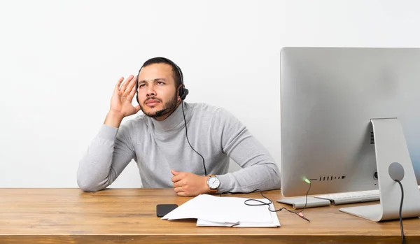 Telemarketer Kolombiyalı Adam Kulağına Koyarak Bir Şey Dinliyor — Stok fotoğraf