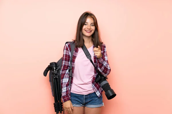 Joven Fotógrafo Chica Sobre Aislado Rosa Fondo Señala Dedo Usted —  Fotos de Stock