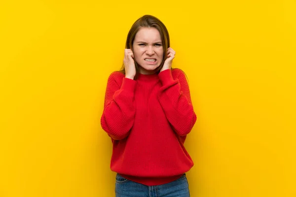 Giovane Donna Oltre Parete Gialla Frustrato Coprendo Orecchie — Foto Stock