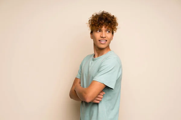 Africano Americano Com Camisa Verde Com Braços Cruzados Felizes — Fotografia de Stock