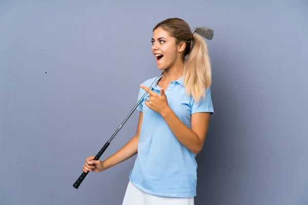 Teenager Golfer Girl Grey Wall Surprised Pointing Side — Stock Photo, Image