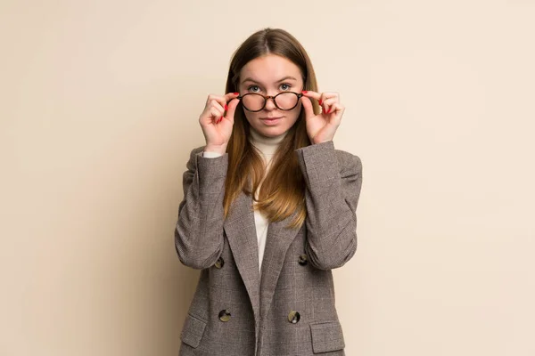 Młoda Kobieta Biznesu Okularami Zaskoczony — Zdjęcie stockowe