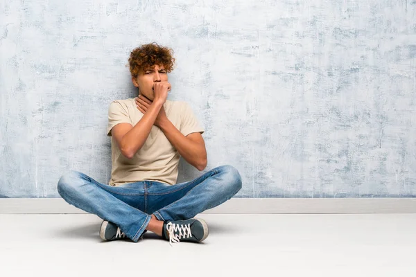 Junger Afrikanisch Amerikanischer Mann Der Auf Dem Boden Sitzt Leidet — Stockfoto