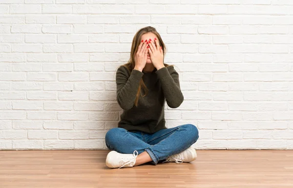 Junge Frau Mit Müdem Und Krankem Gesichtsausdruck Auf Dem Boden — Stockfoto