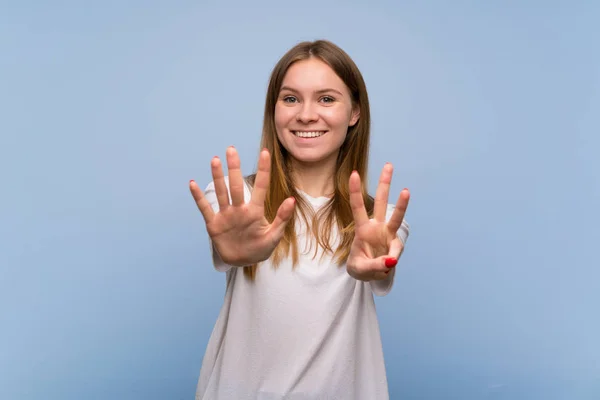 Jonge Vrouw Blauwe Muur Acht Met Vingers Tellen — Stockfoto