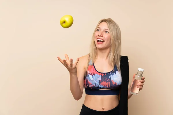 Ung Blond Sport Kvinna Med Ett Äpple Och Flaska Vatten — Stockfoto