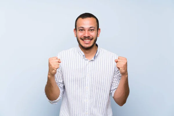 Kolumbianer Über Einsame Blaue Mauer Und Feiert Sieg Siegerpose — Stockfoto