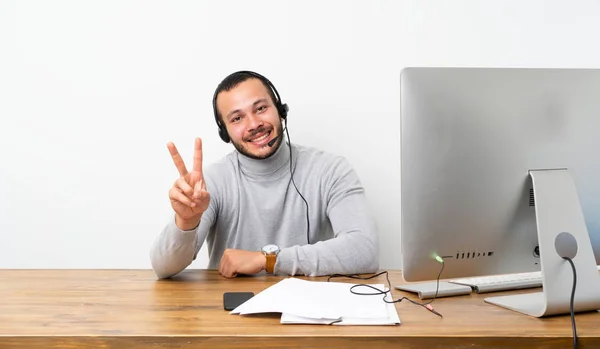 Telemarketer Hombre Colombiano Sonriendo Mostrando Señal Victoria —  Fotos de Stock