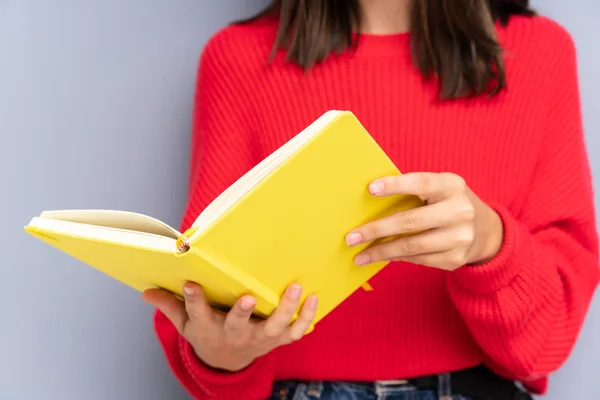 Young Woman Sitting Floor Holding Notebook — Stock Photo, Image