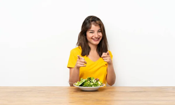 Menina Caucasiana Com Salada Aponta Dedo Você — Fotografia de Stock