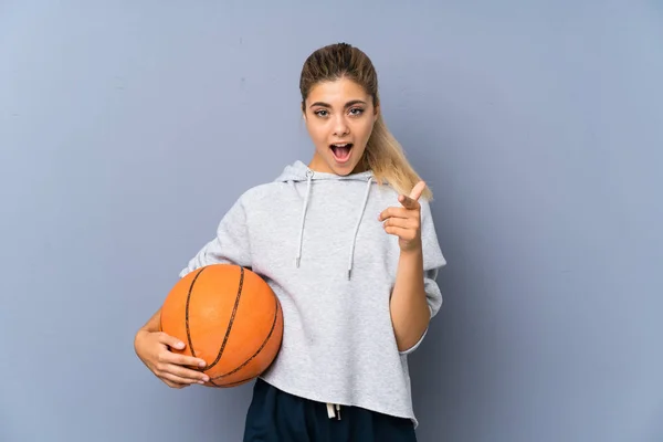 Gri Duvar Üzerinde Basketbol Oynayan Genç Kız Şaşırttı Işaret — Stok fotoğraf