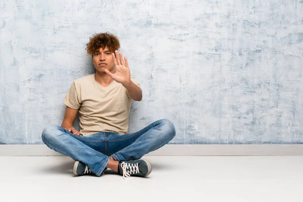 Junger Afrikanisch Amerikanischer Mann Sitzt Auf Dem Boden Und Macht — Stockfoto