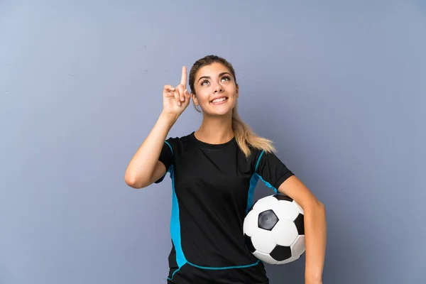 Rubia Futbolista Adolescente Chica Sobre Gris Pared Apuntando Una Gran —  Fotos de Stock