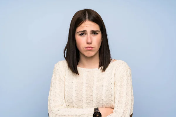 Giovane Donna Oltre Isolato Muro Blu Triste — Foto Stock