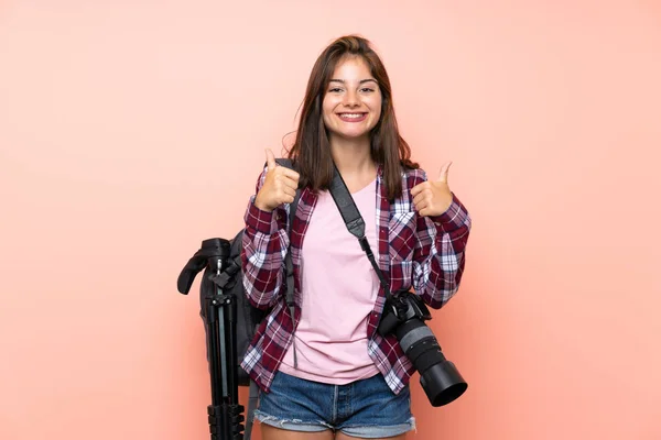 Joven Fotógrafa Sobre Fondo Rosa Aislado Dando Gesto Hacia Arriba —  Fotos de Stock