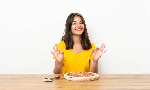 Kaukasische Mädchen Mit Einer Pizza Zeigt Ein Zeichen Mit Fingern — Stockfoto