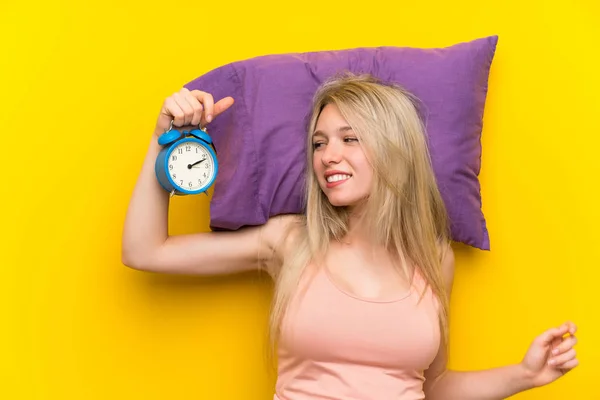 Joven Mujer Rubia Pijama Sosteniendo Reloj Vintage — Foto de Stock