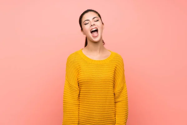 Teenager Mädchen Über Isolierte Rosa Wand Schreit Nach Vorne Mit — Stockfoto