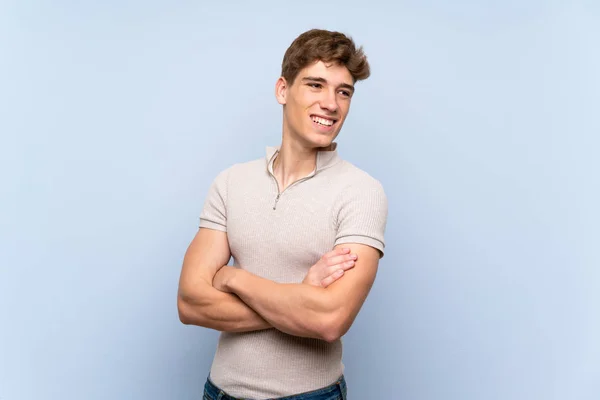 Beau Jeune Homme Sur Mur Bleu Isolé Avec Les Bras — Photo