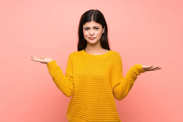 Teenager Mädchen Über Isolierte Rosa Wand Mit Zweifeln Beim Erheben — Stockfoto