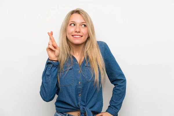 Ung Blond Kvinna Över Isolerad Vit Vägg Med Fingrar Korsning — Stockfoto