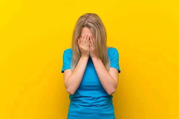 Mladá Blondýna Žena Přes Izolované Žluté Pozadí Unaveným Nemocným Výrazem — Stock fotografie