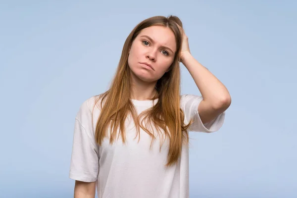 Mujer Joven Sobre Pared Azul Con Una Expresión Frustración Falta — Foto de Stock