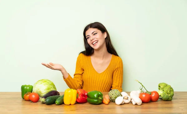 Adolescente Avec Nombreux Légumes Tenant Copyspace Imaginaire Sur Paume Pour — Photo