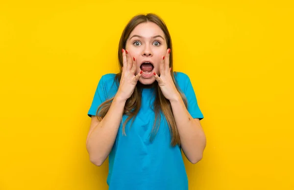 Mujer Joven Con Camisa Azul Con Expresión Facial Sorpresa — Foto de Stock