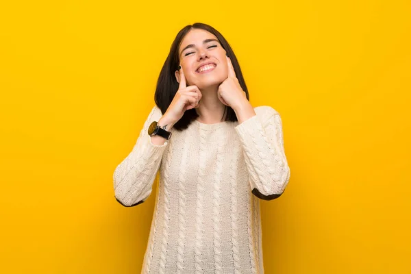 Jonge Vrouw Geïsoleerde Gele Muur Glimlachend Met Een Gelukkige Aangename — Stockfoto