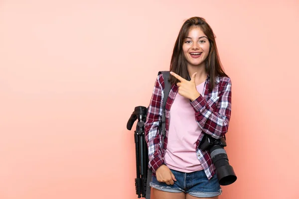 Joven Fotógrafa Sobre Fondo Rosa Aislado Apuntando Con Dedo Hacia —  Fotos de Stock