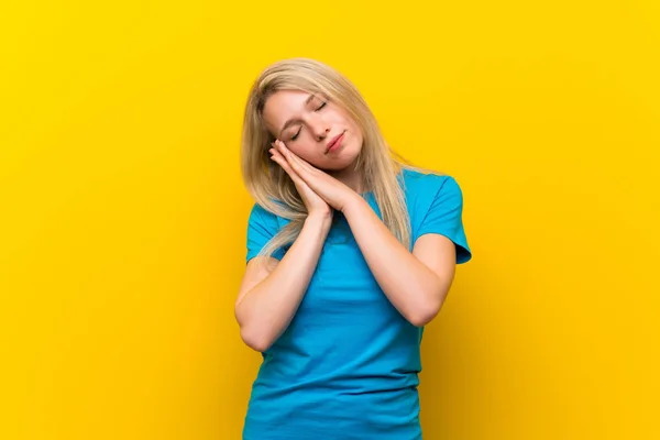 Junge Blonde Frau Über Isoliertem Gelben Hintergrund Macht Schlafende Geste — Stockfoto
