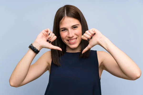 Mujer Joven Sobre Aislado Pared Azul Orgulloso Auto Satisfecho —  Fotos de Stock