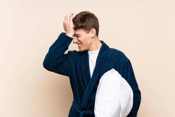 Stilig Ung Man Pyjamas Över Isolerad Vägg Har Insett Något — Stockfoto