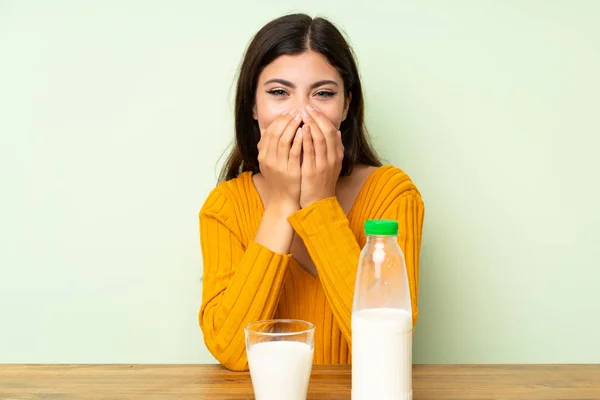 Feliz Chica Adolescente Tomando Leche Desayuno — Foto de Stock