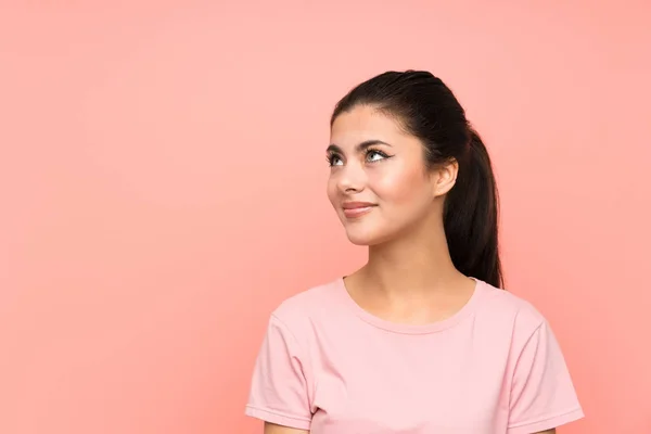 Tiener Meisje Geïsoleerde Roze Achtergrond Lachen Opzoeken — Stockfoto