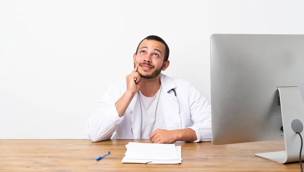 Doctor Colombiano Pensando Una Idea Mientras Mira Hacia Arriba — Foto de Stock